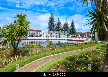 Una vista della città principale, la città di Santa Cruz da Graciosa Isola dal parco Foto Stock