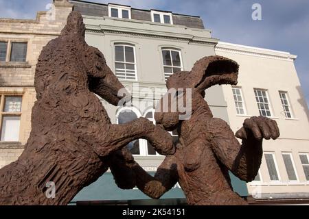 Scultura di Lepre e Cavallo di Sophie Ryder a Cirencester, Cotswolds, Gloucestershire, Inghilterra Foto Stock