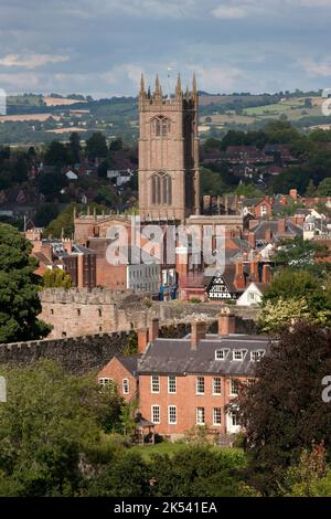 Vista sulla chiesa di St Laurence da Whitcliffe Common, Ludlow, Shropshire, Inghilterra Foto Stock