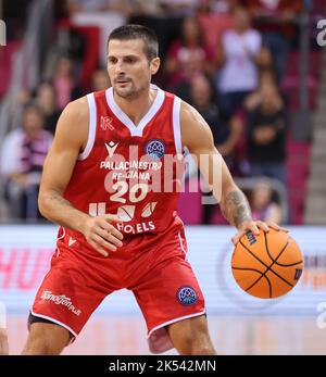 Andrea Cinciarini (Reggio), BCL Group B, Telekom cesti Bonn vs Unahhotels Reggio Emilia, Bonn, Germania. 05th Ott 2022. Cupola Telekom. Credit: Juergen Schwarz/Alamy Live News Foto Stock