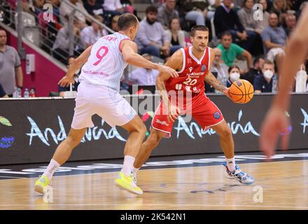 Karsten Tadda (Bonn), Andrea Cinciarini (Reggio), BCL Group B, Telekom Basket Bonn vs Unahhotels Reggio Emilia, Bonn, Germania. 05th Ott 2022. Cupola Telekom. Credit: Juergen Schwarz/Alamy Live News Foto Stock