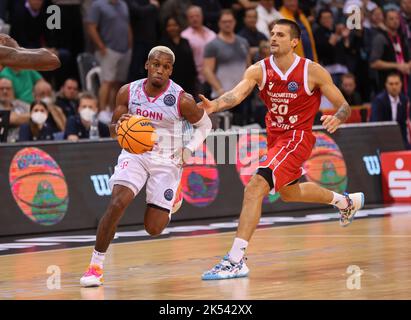 TJ Shorts II (Bonn), Andrea Cinciarini (Reggio), BCL Group B, Telekom Basket Bonn vs Unahhotels Reggio Emilia, Bonn, Germania. 05th Ott 2022. Cupola Telekom. Credit: Juergen Schwarz/Alamy Live News Foto Stock