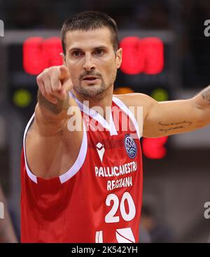 Andrea Cinciarini (Reggio), BCL Group B, Telekom cesti Bonn vs Unahhotels Reggio Emilia, Bonn, Germania. 05th Ott 2022. Cupola Telekom. Credit: Juergen Schwarz/Alamy Live News Foto Stock