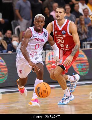 TJ Shorts II (Bonn), Andrea Cinciarini (Reggio), BCL Group B, Telekom Basket Bonn vs Unahhotels Reggio Emilia, Bonn, Germania. 05th Ott 2022. Cupola Telekom. Credit: Juergen Schwarz/Alamy Live News Foto Stock