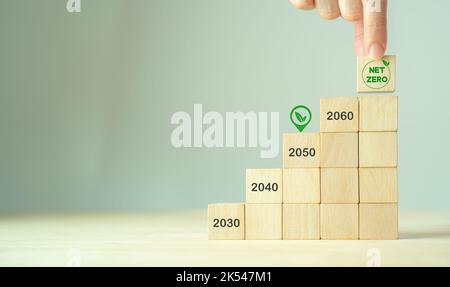 Zero netto entro il 2050. Carbonio neutro. Sviluppo sostenibile. Esecuzione di business ecologico. Goal registrato nel 2050. Cultura aziendale ecologica. Ha Foto Stock