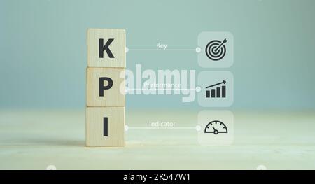 Concetto KPI banner. Key Performance Indicator che utilizza metriche di business intelligence per misurare il raggiungimento rispetto all'obiettivo pianificato. Cubetti di legno con KP Foto Stock