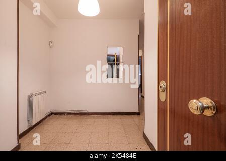 Ingresso di una casa residenziale urbana con pavimento in terrazzo e porte in legno color mogano Foto Stock