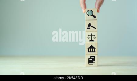 Tecnologia futuristica per la giustizia, concetto di giudizio di legge. Intelligenza artificiale (ai), apprendimento automatico per il business del diritto. Avvocato ai. Pile a mano in legno Foto Stock