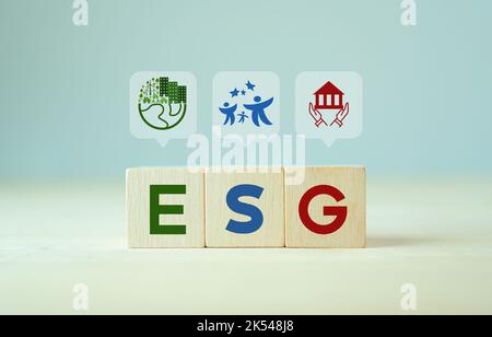 ESG concetto di ambiente, sociale e di governance. Sviluppo aziendale sostenibile. Cubi di legno con abbreviazione ESG in piedi con altri ESG Foto Stock