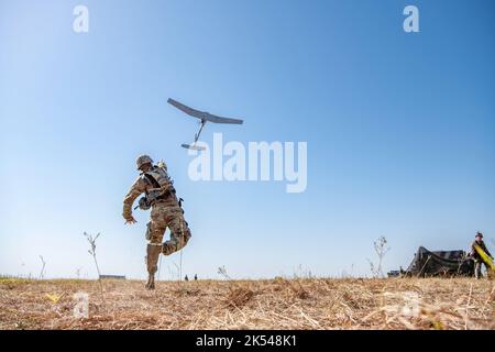 Spc. Ian Kenny, un esperto di controllo del fuoco con 2nd Battaglione, 4th Reggimento di artiglieria Di Campo, 75th Brigata di artiglieria Di Campo, Fort Sill, OK, lancia un RQ-11 Raven System nel cielo per avere una vista degli uccelli-occhio dell'area di battaglioni di operazioni durante Un Esercizio di addestramento Sul Campo Su Fort Sill, 21 Agosto 2019. (STATI UNITI Foto dell'esercito di Sgt. Dustin D. Biven / 75th Brigata Di artiglieria) Foto Stock