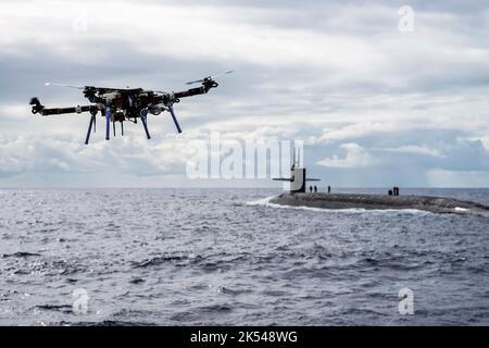 201019-N-LI768-1111 OCEANO PACIFICO 19 ottobre 2020 -- un veicolo aereo senza equipaggio fornisce un carico utile al sottomarino balistico-missile di classe Ohio USS Henry M. Jackson (SSBN 730) intorno alle isole hawaiane. Il rifornimento in corso sostiene la flotta ovunque e in qualsiasi momento. Questo evento è stato progettato per testare e valutare le tattiche, le tecniche e le procedure della logistica di spedizione del comando strategico degli Stati Uniti e migliorare la preparazione generale delle nostre forze strategiche. (STATI UNITI Navy Photo by Mass Communication Specialist 1° Classe Devin M. Langer/Released) Foto Stock