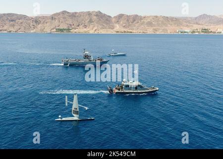 220921-N-NO146-1002 GOLFO DI AQABA (SETT. 21, 2022) le navi della Marina israeliana e delle forze Navali statunitensi al comando centrale operano nel Golfo di Aqaba con due navi di superficie senza equipaggio, un Devil Ray T-38, in alto, e Saildrone Explorer, in basso, durante l'esercizio Digital Shield, settembre 21. Lo Scudo digitale è un esercizio di addestramento bilaterale tra il comando centrale delle forze navali degli Stati Uniti e le forze navali israeliane che si concentra sul miglioramento della consapevolezza marittima utilizzando sistemi senza equipaggio e intelligenza artificiale a supporto delle operazioni di imbarco delle navi. (Foto di cortesia) Foto Stock