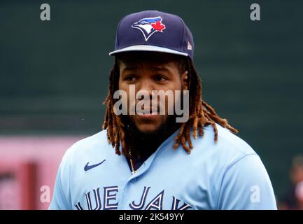 Baltimora, Stati Uniti. 05th Ott 2022. BALTIMORA, MD - 05 OTTOBRE: Toronto Blue Jays primo baseman Vladimir Guerrero Jr. (27) sul campo prima del primo gioco di una partita a doppio titolo MLB tra i Baltimore Orioles e i Toronto Blue Jays, il 05 ottobre 2022, presso Orioles Park a Camden Yards, a Baltimora, Maryland. (Foto di Tony Quinn/SipaUSA) Credit: Sipa USA/Alamy Live News Foto Stock