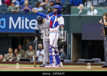 Arlington, Stati Uniti. 05th Ott 2022. Il catcher dei Texas Rangers Jonah Heim (28) chiama un segnale prima che il primo baseman di New York Yankees Anthony Rizzo (48) venga a battere durante il gioco tra i Texas Rangers e i New York Yankees al Globe Life Field di Arlington, Texas, mercoledì 5 ottobre 2022. Foto di Matt Pearce/UPI Credit: UPI/Alamy Live News Foto Stock