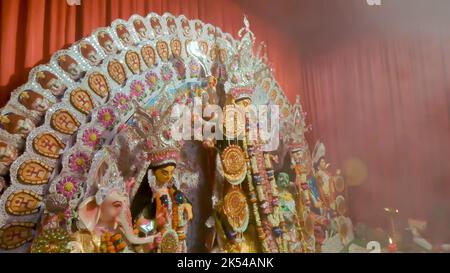 Howrah, India - 15th ottobre 2021 : Durga idol durante Sandhi Puja, il momento sacro di Ashtami, ottavo giorno e Nabami, nono giorno, come rituale indù Foto Stock