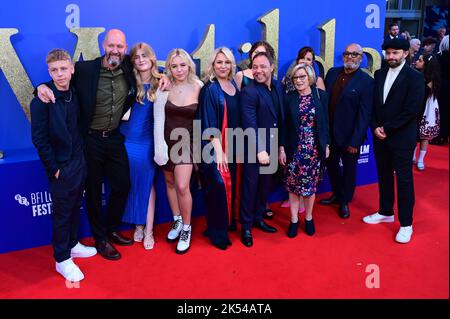 Londra, UK , 05/10/2022, il produttore Hannah Walters, Stephen Graham e gli ospiti partecipano al BFI London Film Festival Opening Night Gala e alla prima mondiale del "Matilda The Musical" di Roald Dahl durante il 66th° BFI London Film Festival, presso il Royal Festival Hall il 05 ottobre 2022 a Londra, Inghilterra. Foto Stock