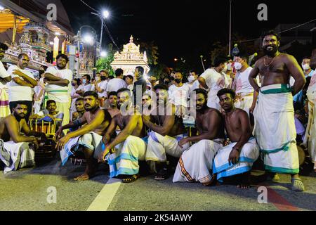 Bangkok, Thailandia. 05th Ott 2022. Musicisti thailandesi-indiani visti durante il festival. Navaratri è un festival osservato da coloro che sottoscrivono la fede indù-brahman. Questo festival è in Thailandia e si trova intorno Silom Road, Bangkok ogni anno e tenuto da Hindu-Brahman. Credit: SOPA Images Limited/Alamy Live News Foto Stock