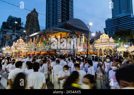 Bangkok, Thailandia. 05th Ott 2022. Sri Maha Mariamman tempio visto pieno di persone durante il festival. Navaratri è un festival osservato da coloro che sottoscrivono la fede indù-brahman. Questo festival è in Thailandia e si trova intorno Silom Road, Bangkok ogni anno e tenuto da Hindu-Brahman. Credit: SOPA Images Limited/Alamy Live News Foto Stock