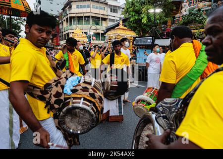 Bangkok, Thailandia. 05th Ott 2022. Musicisti thailandesi-indiani hanno visto suonare il tamburo in stile indiano durante il festival. Navaratri è un festival osservato da coloro che sottoscrivono la fede indù-brahman. Questo festival è in Thailandia e si trova intorno Silom Road, Bangkok ogni anno e tenuto da Hindu-Brahman. Credit: SOPA Images Limited/Alamy Live News Foto Stock