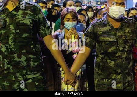 Bangkok, Thailandia. 05th Ott 2022. Un credente indù-brahman ha visto pregare durante il festival. Navaratri è un festival osservato da coloro che sottoscrivono la fede indù-brahman. Questo festival è in Thailandia e si trova intorno Silom Road, Bangkok ogni anno e tenuto da Hindu-Brahman. Credit: SOPA Images Limited/Alamy Live News Foto Stock