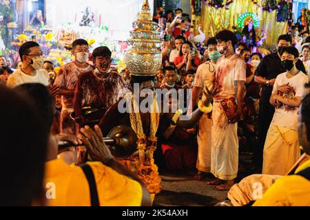 Bangkok, Thailandia. 05th Ott 2022. Il medium di dio di Hindu ha visto benedire i credenti durante il festival. Navaratri è un festival osservato da coloro che sottoscrivono la fede indù-brahman. Questo festival è in Thailandia e si trova intorno Silom Road, Bangkok ogni anno e tenuto da Hindu-Brahman. Credit: SOPA Images Limited/Alamy Live News Foto Stock