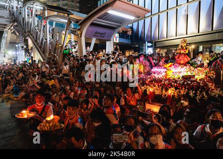 Bangkok, Thailandia. 05th Ott 2022. I credenti indù-brahman hanno visto sedersi a terra e pregare durante il festival. Navaratri è un festival osservato da coloro che sottoscrivono la fede indù-brahman. Questo festival è in Thailandia e si trova intorno Silom Road, Bangkok ogni anno e tenuto da Hindu-Brahman. (Foto di Varuth Pongsapipatt/SOPA Images/Sipa USA) Credit: Sipa USA/Alamy Live News Foto Stock