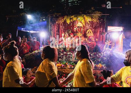 Bangkok, Thailandia. 05th Ott 2022. Altare di Mahakali, dea indù visto durante il festival. Navaratri è un festival osservato da coloro che sottoscrivono la fede indù-brahman. Questo festival è in Thailandia e si trova intorno Silom Road, Bangkok ogni anno e tenuto da Hindu-Brahman. (Foto di Varuth Pongsapipatt/SOPA Images/Sipa USA) Credit: Sipa USA/Alamy Live News Foto Stock