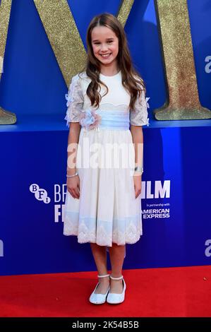 Londra, Regno Unito , 05/10/2022, Alisha Weir arriva al Cast e i registi partecipano alla conferenza stampa del BFI London Film Festival per il Matilda The Musical di Roald Dahl, pubblicato da Sony Pictures nei cinema di tutta la Gran Bretagna e Irlanda il 25th novembre - 5th ottobre 2022, Londra, Regno Unito. Foto Stock