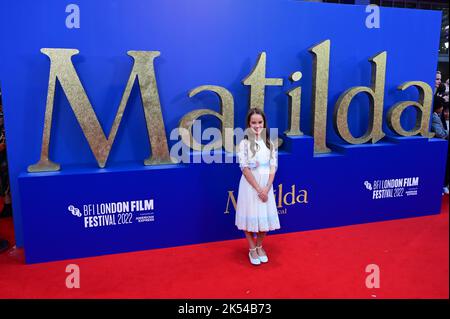 Londra, Regno Unito , 05/10/2022, Alisha Weir arriva al Cast e i registi partecipano alla conferenza stampa del BFI London Film Festival per il Matilda The Musical di Roald Dahl, pubblicato da Sony Pictures nei cinema di tutta la Gran Bretagna e Irlanda il 25th novembre - 5th ottobre 2022, Londra, Regno Unito. Foto Stock