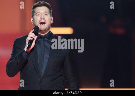 Calgary, Canada. 04th Ott 2022. Michael Bublé si esibisce sul palco durante il suo tour 'Higher' presso lo Scotiabank Saddledome di Calgary, Alberta, Canada. Credit: Imagespace/Alamy Live News Foto Stock