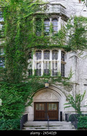 Chicago, USA - Agosto 2022: Scuola di diritto di stile gotico della Northwestern University, situata nell'area di Streeterville vicino al centro di Chicago Foto Stock