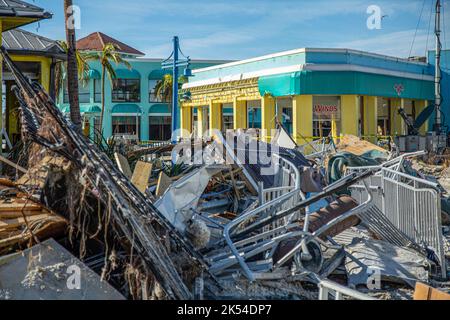 I detriti aggrovigliati rimangono dopo l'uragano Ian a Fort Myers Beach, nella Florida sud-occidentale, il 3 ottobre 2022, cinque giorni dopo l'assalto della tempesta di categoria 4. (USA) Foto Stock