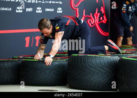 Suzuka, Giappone, 06/10/2022, Pirelli Intermediate durante il Gran Premio di Formula 1 Honda Japanese 2022, 18th° round del Campionato del mondo FIA di Formula uno 2022 dal 7 al 9 ottobre 2022 sul Suzuka International Racing Course, a Suzuka, Prefettura di mie, Giappone - Foto Florent Gooden / DPPI Foto Stock