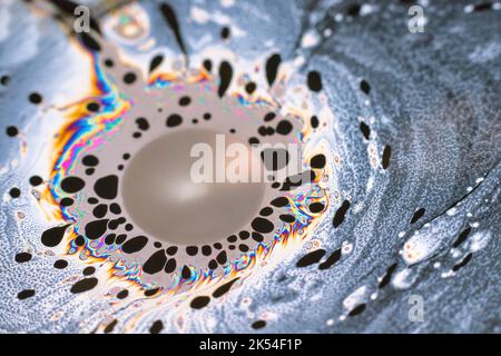 Una bella astrazione psichedelica formata dalla luce sulla superficie di una bolla di sapone Foto Stock