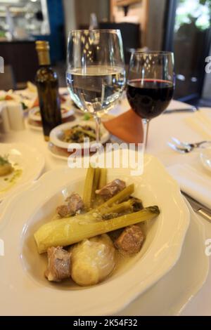 Piatto di sedano con carne (turco: Etli Kereviz) e vino rosso al tavolo del ristorante. Foto Stock