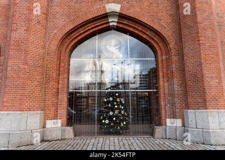 KALININGRAD, RUSSIA - 16 dicembre 2021: La porta reale di Kaliningrad. Bell'edificio vecchio in mattoni rossi Foto Stock