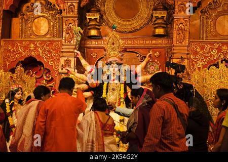 Pune, India 10th ottobre 2022, Durga Puja è uno dei festival più famosi, Special Navratri Celebration di Maa Durga durante dussehra. Foto Stock