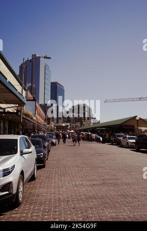 Un momento per passeggiare nel luogo affollato del Pike Place Market. Foto Stock