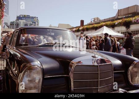 Un momento per passeggiare nel luogo affollato del Pike Place Market. Foto Stock