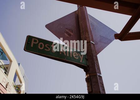 Un momento per passeggiare nel luogo affollato del Pike Place Market. Foto Stock