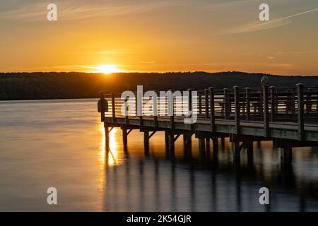 Foto al tramonto del molo di Myers Point a Myers Park a Lansing NY, nella contea di Tompkins. Pier è situato sulla riva orientale del lago Cayuga. Foto Stock