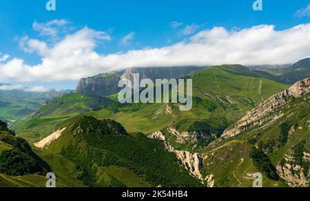 Green Caucaso Montagne nel nord dell'Azerbaigian Foto Stock