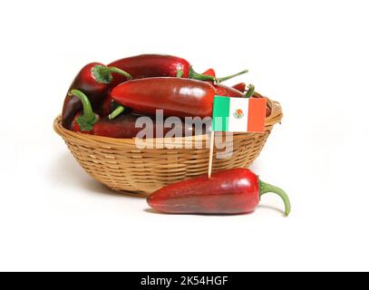 Peperoni Jalapeno rossi con bandiera del Messico isolato su bianco Foto Stock