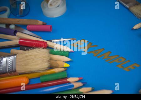 Foto generale dei materiali di consumo della scuola con testo di esempio. Pennelli, matite, strumenti artistici. Attrezzature artistiche e artigianali. Foto Stock