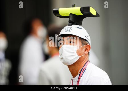 Suzuka, Giappone, 06/10/2022, spettatori, tifosi della Scuderia AlphaTauri, con una finta telecamera a bordo F1 in testa durante il Gran Premio di Formula 1 Honda 2022, 18th° round del Campionato del mondo FIA di Formula uno 2022 dal 7 al 9 ottobre 2022 sul Suzuka International Racing Course, a Suzuka, Prefettura di mie, Giappone - Foto Antonin Vincent / DPPI Foto Stock