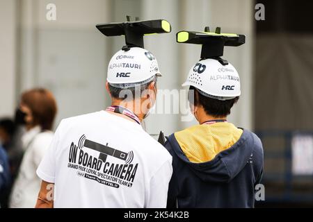 Suzuka, Giappone, 06/10/2022, spettatori, tifosi della Scuderia AlphaTauri, con una finta telecamera a bordo F1 in testa durante il Gran Premio di Formula 1 Honda 2022, 18th° round del Campionato del mondo FIA di Formula uno 2022 dal 7 al 9 ottobre 2022 sul Suzuka International Racing Course, a Suzuka, Prefettura di mie, Giappone - Foto Antonin Vincent / DPPI Foto Stock