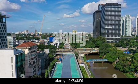 Vista aerea della stazione ferroviaria di Sudirman vicino agli alti edifici della città di Giacarta all'ora del mattino Foto Stock