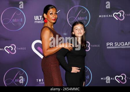 Achtung : Freigabe für das kind durch die Mutter, Helena ist auch in Bauer sucht Frau zu sehen. Bozena Mainas und Tochter Helena Mainas beim Grand ope Foto Stock