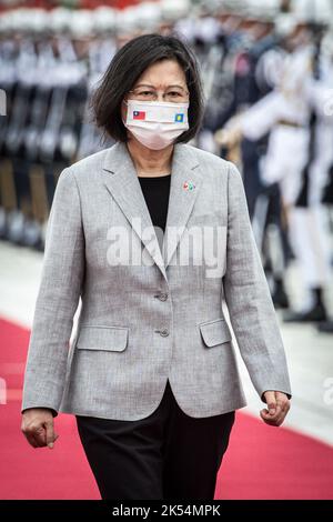 Taipei. 06th Ott 2022. Il Presidente di Taiwan Tsai ing-wen durante la cerimonia di accoglienza del Presidente della Repubblica di Palau Surangel Whipps Jr. (Non nella foto) a Piazza della libertà a Taipei, Taiwan il 06/10/2022 Palau è uno dei 13 Paesi che mantengono relazioni diplomatiche con Taiwan. Whipps è venuto a Taipei per partecipare alla celebrazione della Giornata Nazionale (ottobre 10, chiamato 10/10) da Wiktor Dabkowski Credit: dpa/Alamy Live News Foto Stock