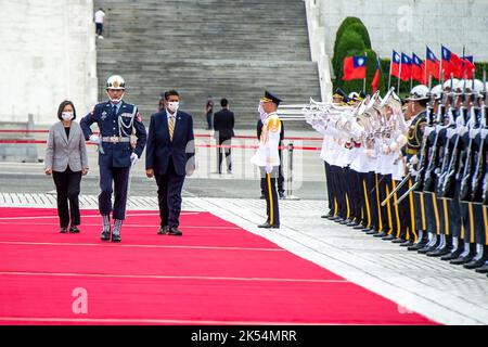 Taipei. 06th Ott 2022. Il presidente di Taiwan Tsai ing-wen (L) accoglie il presidente della Repubblica di Palau Surangel Whipps Jr. In Piazza della libertà a Taipei, Taiwan il 06/10/2022 Palau è uno dei 13 paesi che mantengono relazioni diplomatiche con Taiwan. Whipps è venuto a Taipei per partecipare alla celebrazione della Giornata Nazionale (ottobre 10, chiamato 10/10) da Wiktor Dabkowski Credit: dpa/Alamy Live News Foto Stock